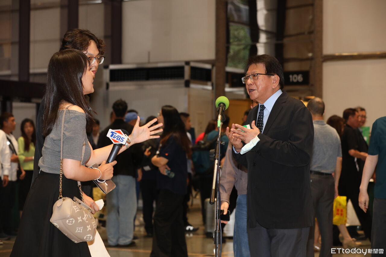 潘孟安揮手打到麥克風 許宇甄嗆:代表推開毒油流向跟政府責任 | ETtoday政治新聞 | ETtoday新聞雲