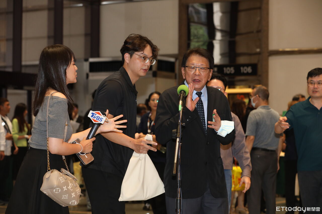 潘孟安被問毒油揮手打到記者麥克風 李四川競辦要蘇巧慧道歉 | ETtoday政治新聞 | ETtoday新聞雲