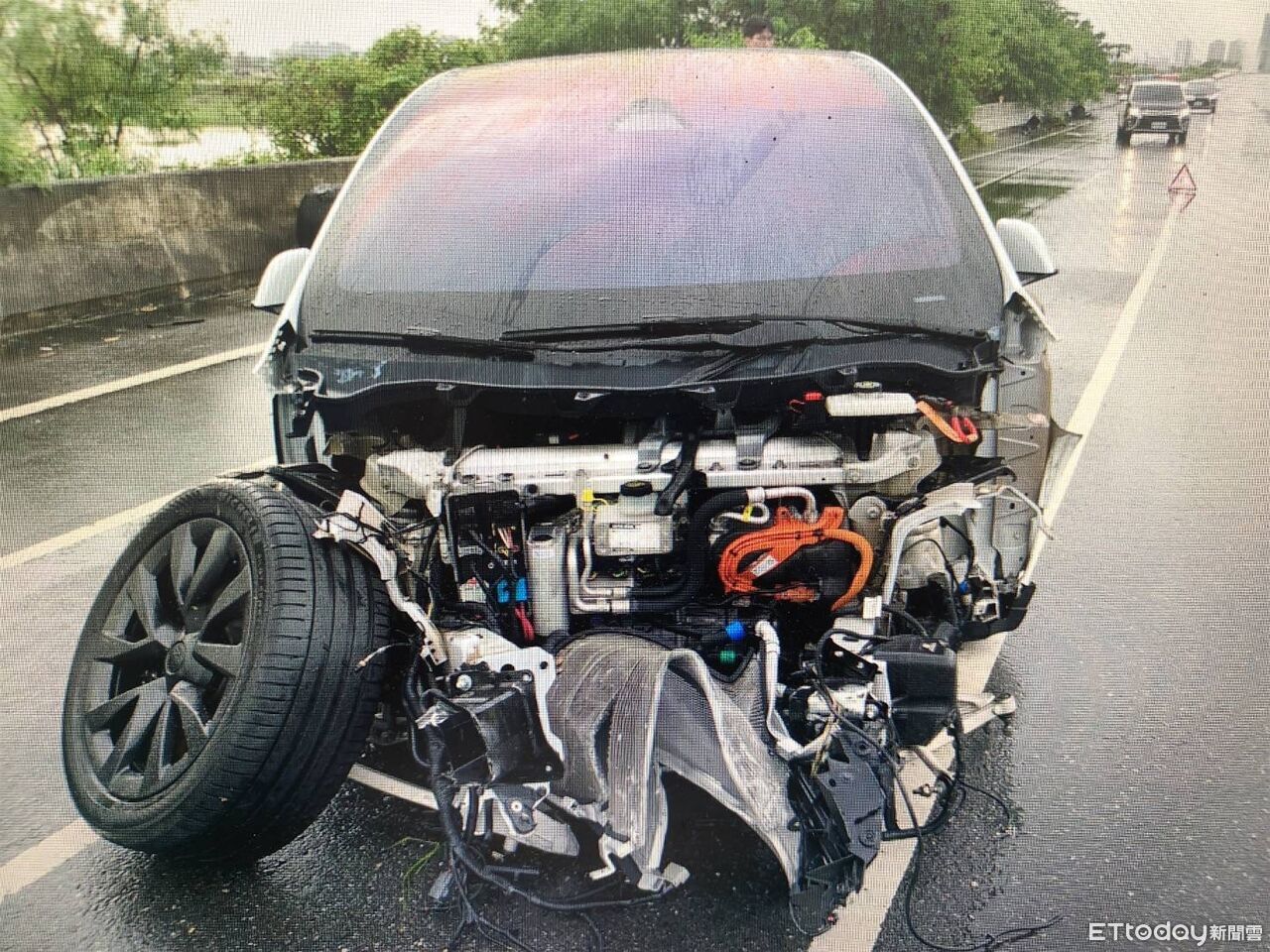 台南特斯拉撞中央分隔島!車頭全爛輪胎噴飛 肇事原因曝 | ETtoday社會新聞 | ETtoday新聞雲