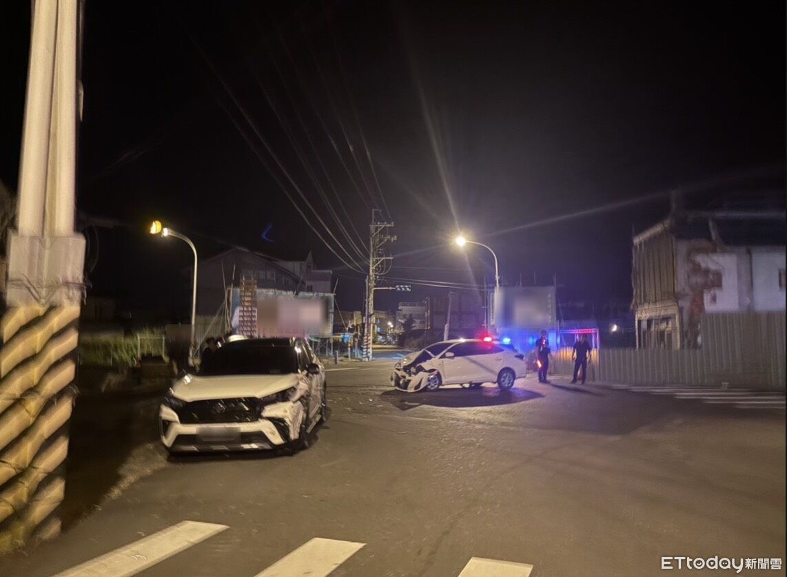 宜蘭冬山深夜巨響!2白車路口相撞4傷滿地碎片 瞬撞畫面曝 | ETtoday社會新聞 | ETtoday新聞雲