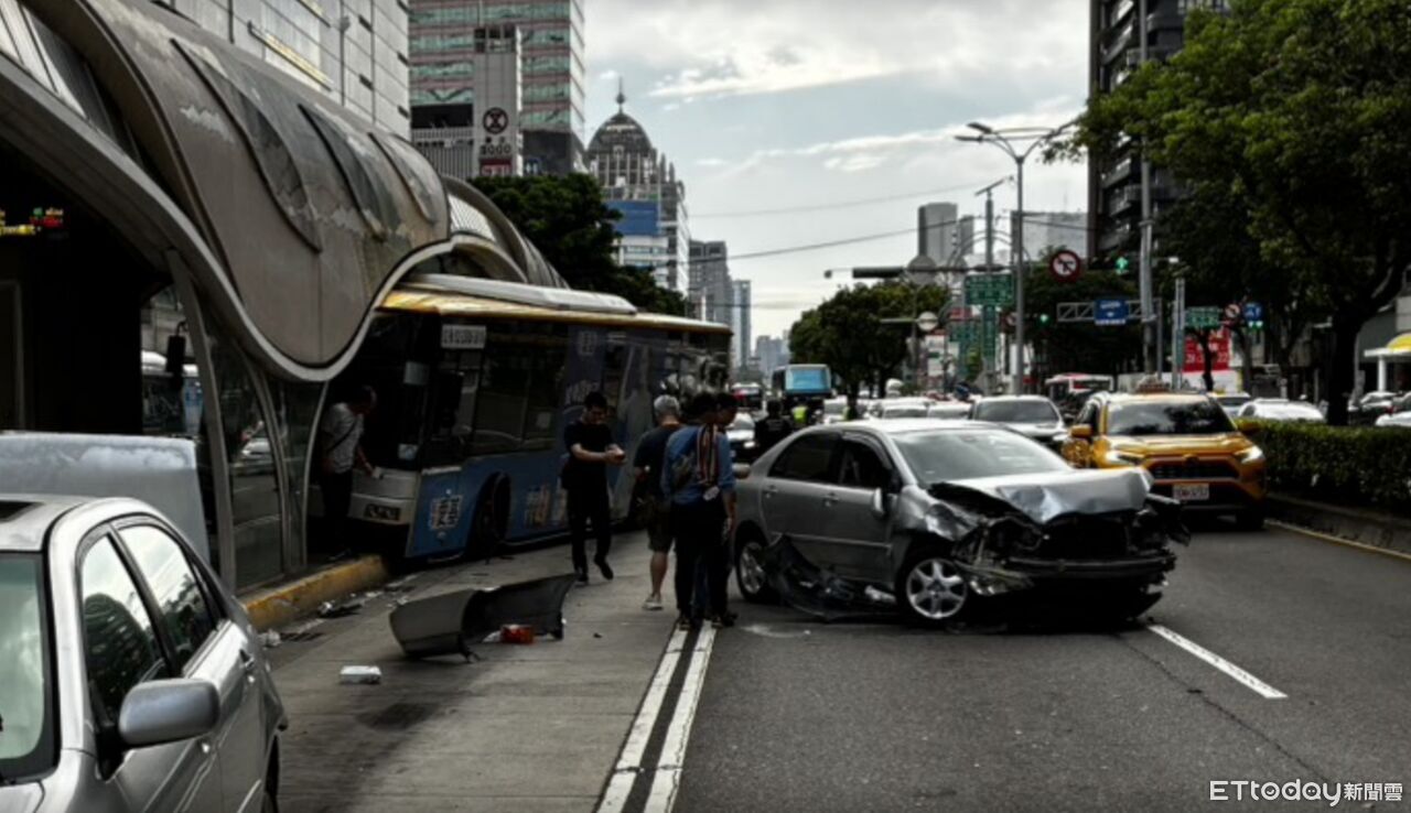 快訊/台中巨業客運撞進BRT站體!轎車遭波及 5人受傷 | ETtoday社會新聞 | ETtoday新聞雲