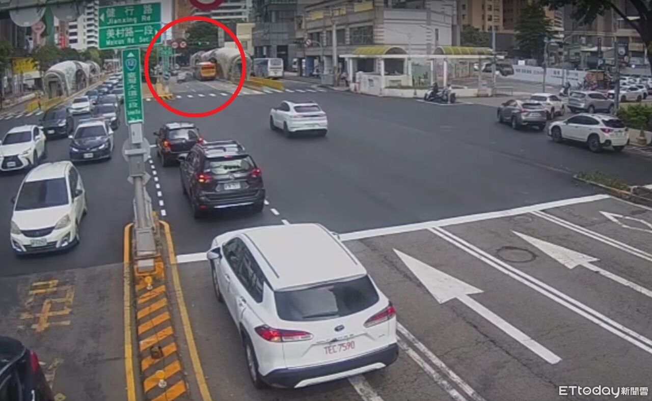 台中男把台灣大道當賽道釀追撞 公車遭鏟進BRT站!驚悚畫面曝 | ETtoday社會新聞 | ETtoday新聞雲