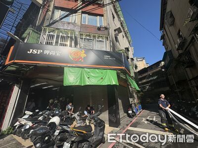 板橋公寓清晨起火10分鐘撲!20歲男躲浴室...吸入有毒濃煙死亡
