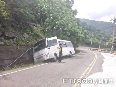 山區驚魂!高雄客運「輪胎陷水溝」車身傾斜3人受困 警暖心接駁