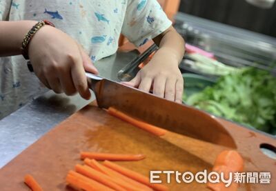 怕菜刀太利容易切到手!專家點名「鈍刀更危險」 番茄壓爛、長蔥藕斷絲連都是警訊