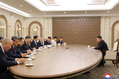 金正恩成孤獨皇帝?王滬寧「低頭筆記」模樣曝 大陸網友譏遭矮化