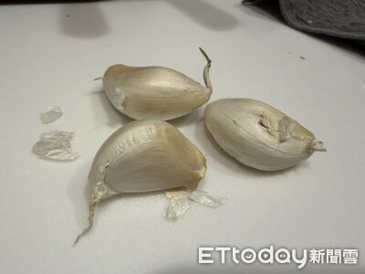 蒜頭切完秒下鍋錯了！專家曝「多等10分鐘」蒜素更多