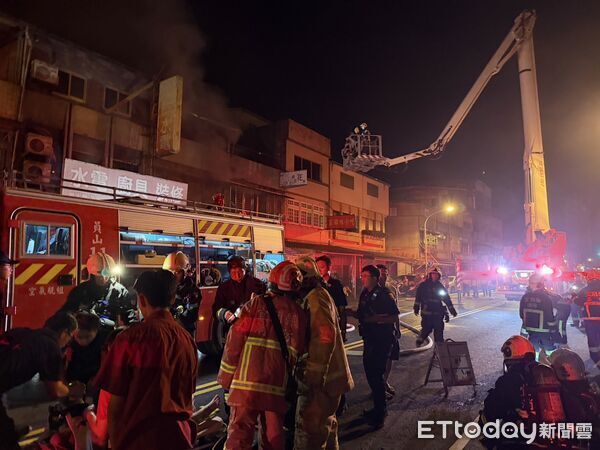宜蘭金紙行深夜火警「一度10人受困」！老婦無生命跡象搶救中