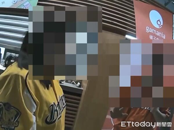 [新聞] 男女大巨蛋看球爆衝突　女爪迷柔道摔技開 - 八卦 - PTT.BEST 批踢踢爆文