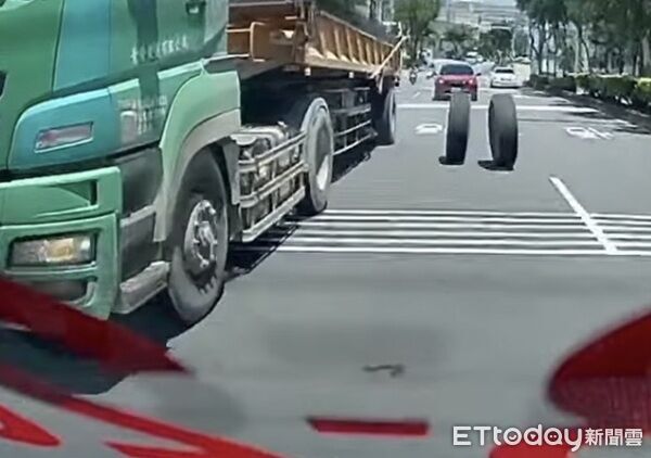 離譜畫面曝!砂石車行駛中「兩輪出走」 撞擊前車再撞工廠鐵門 | ETtoday社會新聞 | ETtoday新聞雲