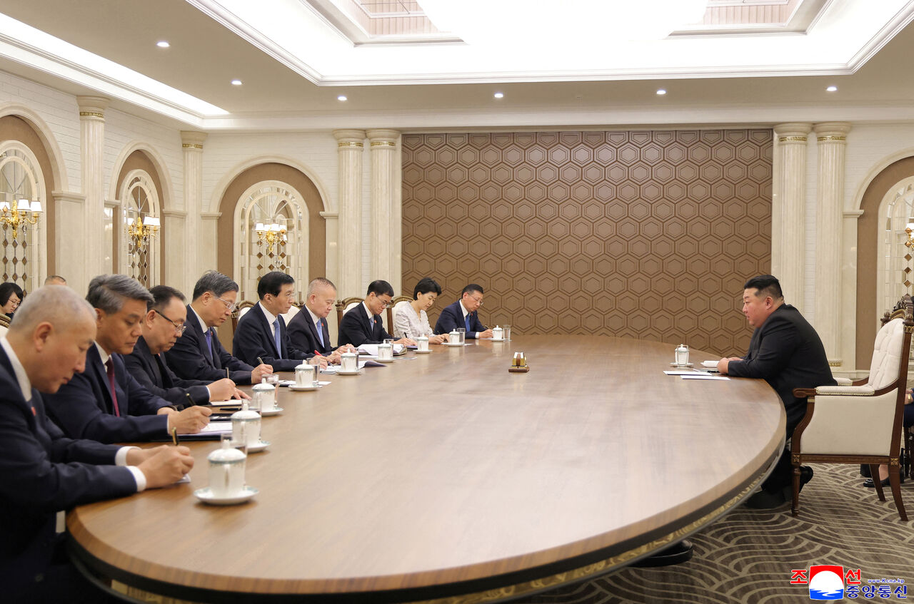 金正恩成孤獨皇帝?王滬寧「低頭筆記」模樣曝 大陸網友譏遭矮化 | ETtoday國際新聞 | ETtoday新聞雲