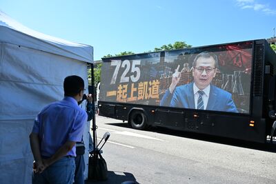 羅智強「反毒油」廣告車上路!將跑遍台北12行政區 抗議傲慢賴政府