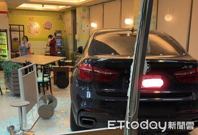 嘉義直直撞！　BMW衝超商「落地窗」全碎