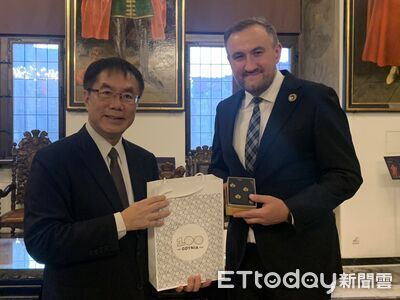黃偉哲快閃波蘭40小時拚經濟外交　率台南6企業搶攻AI、智慧製造商機