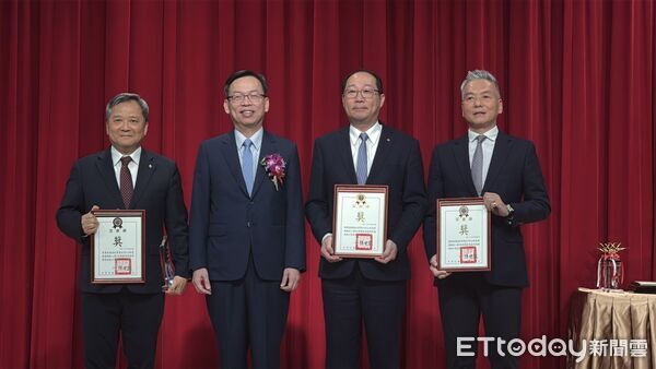 ▲交通部次長林國顯(左二)頒發績優傳送業總收入三大航商獎，長榮海運副總經理黃崇仁(左一)、陽明海運業務長葉文忠(右二)、萬海航運協理朱翰鵬代表公司領獎。（圖／業者提供）