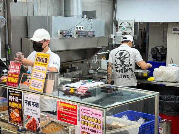 ▲▼天使雞排-樂華店。（圖／VIVIYU小世界授權提供）