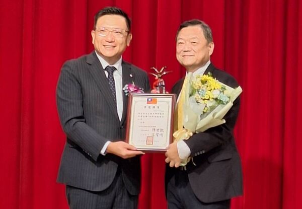 ▲左起全國船聯會理事長蔡豐明頒獎給海運有功人員中國航運總經理戴聖堅。（圖／業者提供）