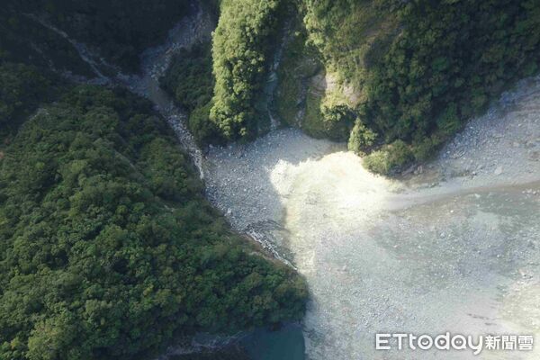 ▲▼萬里溪堰塞湖水位穩定，壩體無異狀，指揮官季連成宣布解除黃色警戒。（圖／花蓮分署提供，下同）