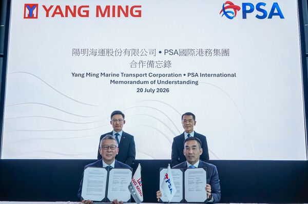 ▲簽署儀式由陽明海運運籌長江嘉文(前左)、PSA集團運籌與技術暨永續長Eddy Ng(前右)代表簽署，由陽明總經理李明輝(後左)及PSA執行長Ong Kim Pong(後右)見證。（圖／陽明提供）