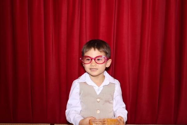 ▲小瑋愛兒JONJON四歲生日，大家都來道賀。（圖／源鑛娛樂）