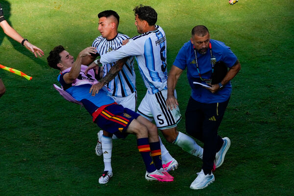 ▲阿根廷帕雷德斯（Leandro Paredes）賽後與西班牙球員加維（Pablo Gavira）及加西亞（Eric Garc&iacute;a）發生推擠。（圖／達志影像／美聯社）