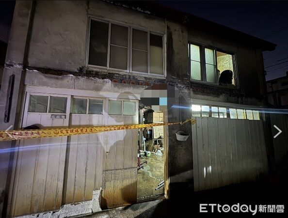 ▲台南市東區大同路一段一棟民宅凌晨發生火警，消防人員到場佈線搶救。（民眾提供）