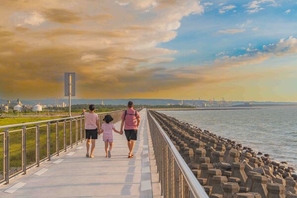▲▼淡水「金色水岸觀海長堤自行車道」昨（20日）正式開放。（圖／新北市高灘處提供）