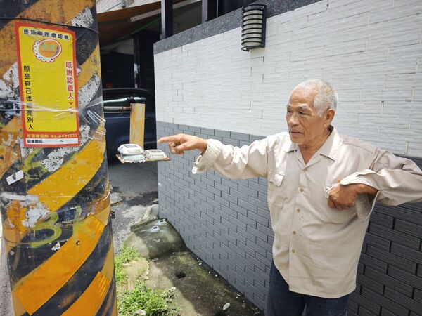 ▲閃爆伯陳信志持續裝設閃爆燈。（圖／民眾提供）