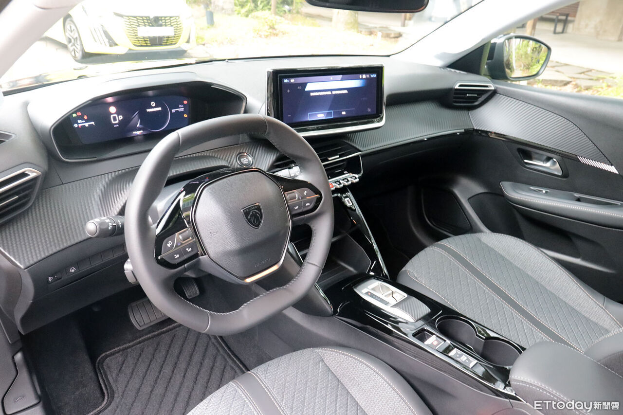 ▲99.8萬！Peugeot「法式精緻小車」重返台灣　搭1.2升油電省錢有感。（圖／記者張慶輝攝）