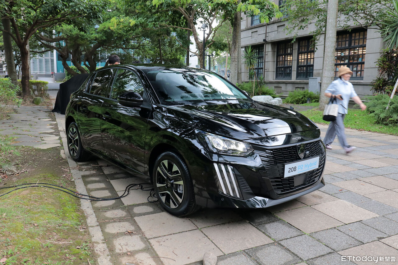 ▲99.8萬！Peugeot「法式精緻小車」重返台灣　搭1.2升油電省錢有感。（圖／記者張慶輝攝）