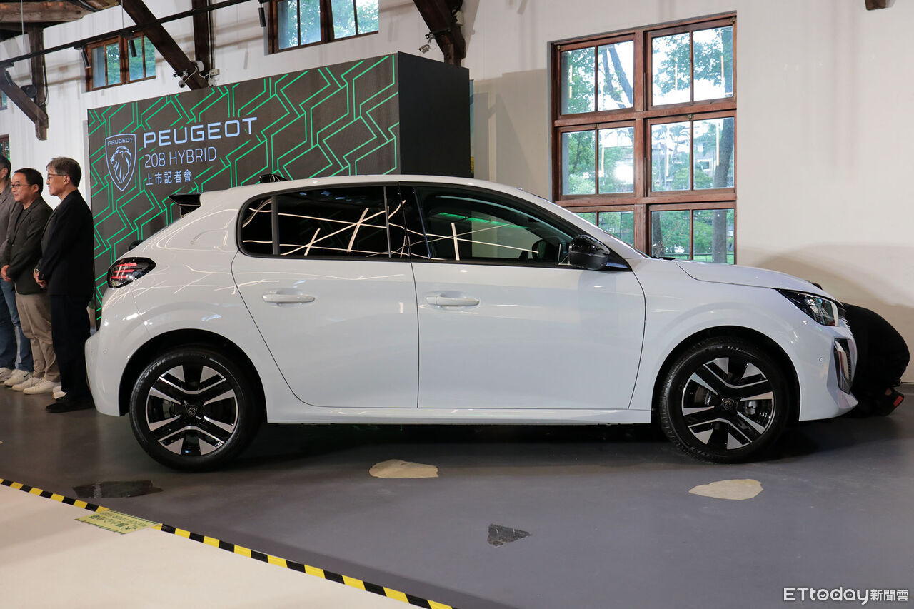 ▲99.8萬！Peugeot「法式精緻小車」重返台灣　搭1.2升油電省錢有感。（圖／記者張慶輝攝）