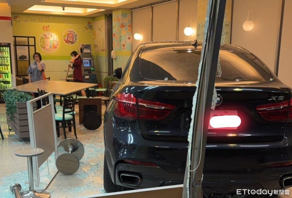 嘉義直直撞! BMW衝超商「落地窗」全碎 | ETtoday社會新聞 | ETtoday新聞雲