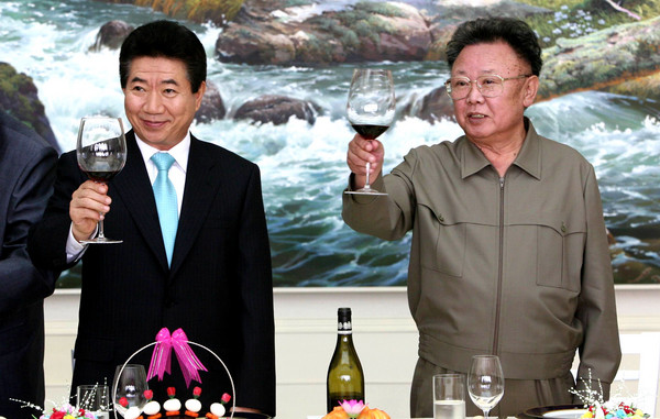 ▲2007年兩韓領導人盧武鉉與金正日首次會面；2015年金正恩與朴槿惠可望破冰會面。（圖／達志影像／美聯社）