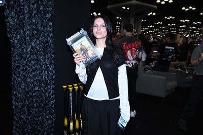 粉絲突獻「未拆封遊戲神作」 25歲女星狂抱懷裡嗨喊:放我房間