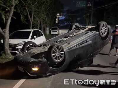 桃園毒駕男深夜撞路邊車四輪朝天　倒楣白車被推撞路樹