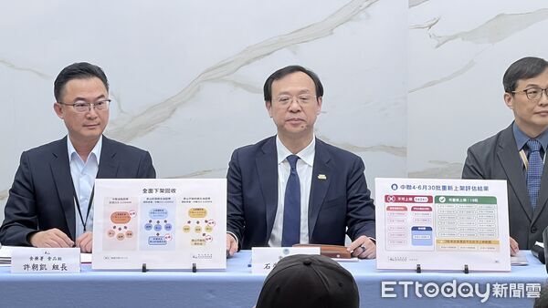 ▲▼衛福部長石崇良（中）說明預防性下架油品重新上架原則。（圖／記者鄭毓齡攝）