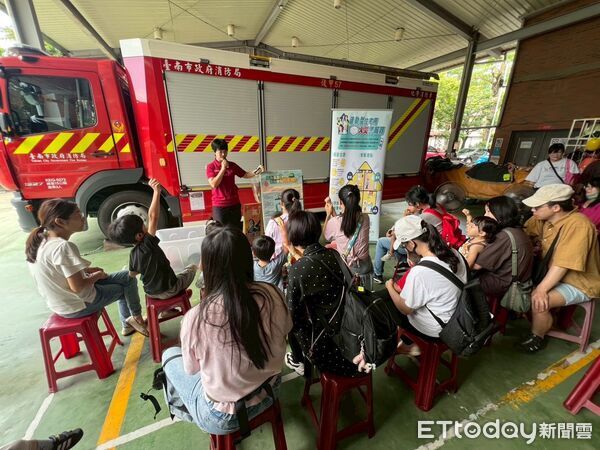 ▲光明早期療育機構組織20組家庭參訪台南市消防局後甲消防分隊，近距離認識消防工作。（記者林東良翻攝，下同）