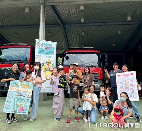 ▲光明早期療育機構組織20組家庭參訪台南市消防局後甲消防分隊，近距離認識消防工作。（記者林東良翻攝，下同）