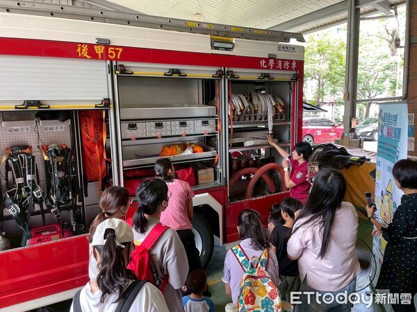 ▲光明早期療育機構組織20組家庭參訪台南市消防局後甲消防分隊，近距離認識消防工作。（記者林東良翻攝，下同）