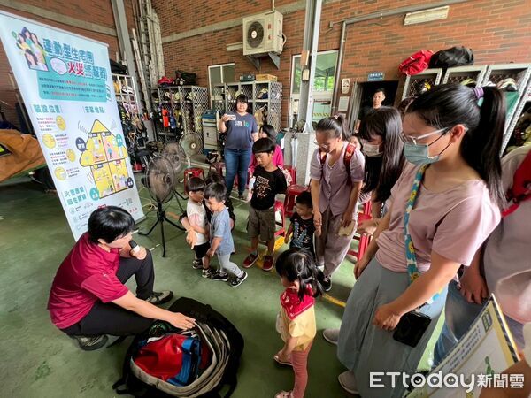 ▲光明早期療育機構組織20組家庭參訪台南市消防局後甲消防分隊，近距離認識消防工作。（記者林東良翻攝，下同）