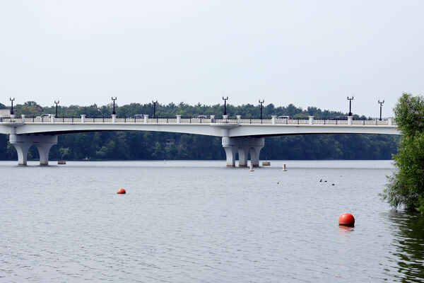 ▲▼美國俄亥俄州哥倫布市（Columbus）近郊的鮑威爾鎮（Powell）西奧托河（Scioto River）沿岸。（圖／達志影像／美聯社）