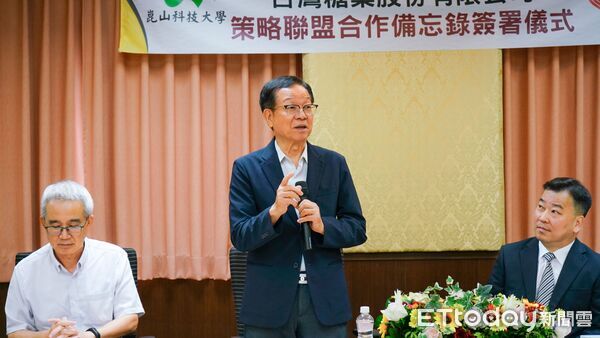 ▲崑山科技大學與台糖簽署策略聯盟合作備忘錄，未來將展開人才培育、技術交流及共同研發。（記者林東良翻攝，下同）