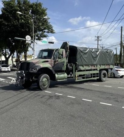 ▲軍用卡車違規迴轉撞轎車，釀女駕駛腦震盪送醫。（圖／警方提供）