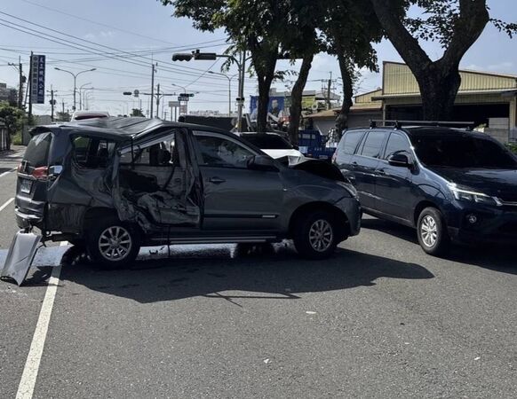 ▲軍用卡車違規迴轉撞轎車，釀女駕駛腦震盪送醫。（圖／警方提供）