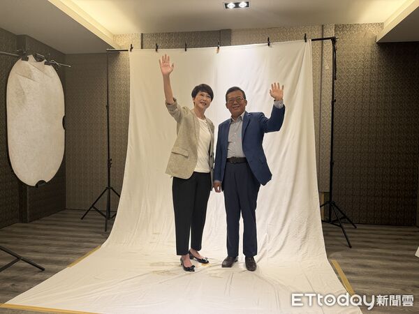 ▲民進黨台南市長候選人陳亭妃與黨內提名的市議員候選人拍攝競選宣傳照。（記者林東良翻攝，下同）