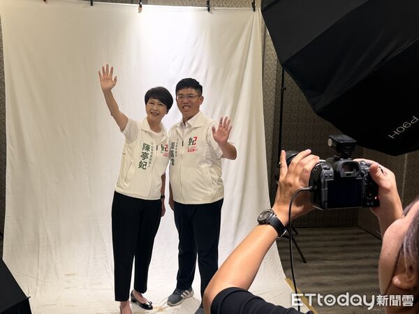 ▲民進黨台南市長候選人陳亭妃與黨內提名的市議員候選人拍攝競選宣傳照。（記者林東良翻攝，下同）