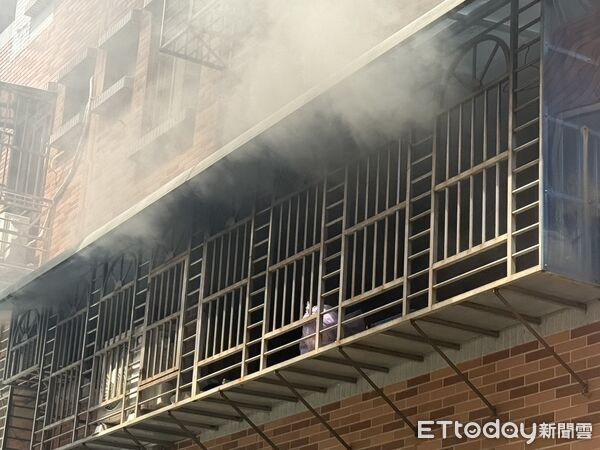 ▲基隆一處住宅火警，疑似客廳內的行動電源起火釀禍，屋主女兒、女婿一度受困。（圖／記者郭世賢翻攝）