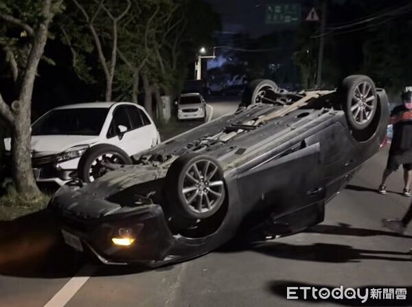 ▲毒駕駛男深夜自撞路邊停車後翻車。（圖／民眾提供）
