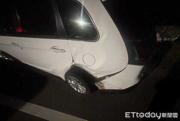 ▲▼倒楣白車被撞後再推撞路樹。（圖／蘆竹警分局提供）
