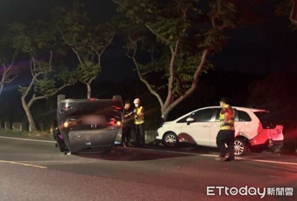▲▼倒楣白車被撞後再推撞路樹。（圖／蘆竹警分局提供）